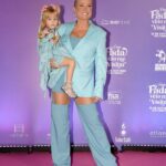 Xuxa Instagram - E hj foi a pré-estreia de @umafadaveiomevisitar 🧚🏻‍♀️❤️ Dia 12 em todos os cinemas! 🥰 📸 @bladmeneghel Equipe X