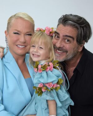 Xuxa Instagram - Dia de pré-estreia de @umafadaveiomevisitar 🧚🏻‍♀️❤️

Look @eduardo_guinle @miranda_castrooficial 
Make @edduhmakeup 
Fotos @bladmeneghel 

Equipe X