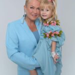 Xuxa Instagram - Dia de pré-estreia de @umafadaveiomevisitar 🧚🏻‍♀️❤️ Look @eduardo_guinle @miranda_castrooficial Make @edduhmakeup Fotos @bladmeneghel Equipe X