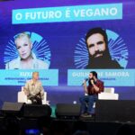 Xuxa Instagram - Hoje nossa loira participou da Rio Innovation Week 2023 ao lado de @guilhermesamora no painel O Futuro é Vegano 🌱💚 📸 @bladmeneghel Equipe X