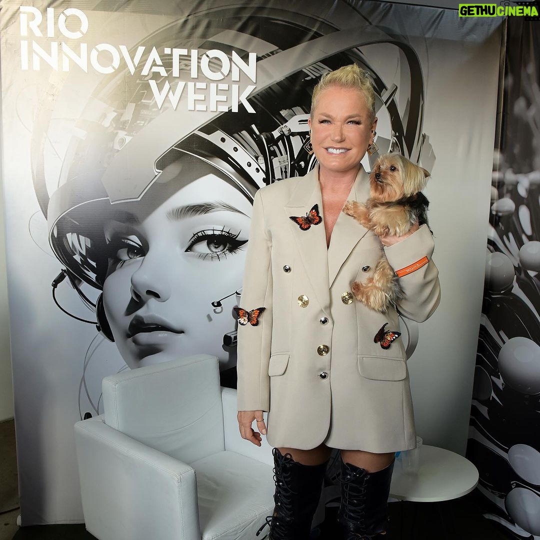 Xuxa Instagram - Hoje nossa loira participou da Rio Innovation Week 2023 ao lado de @guilhermesamora no painel O Futuro é Vegano 🌱💚 📸 @bladmeneghel Equipe X