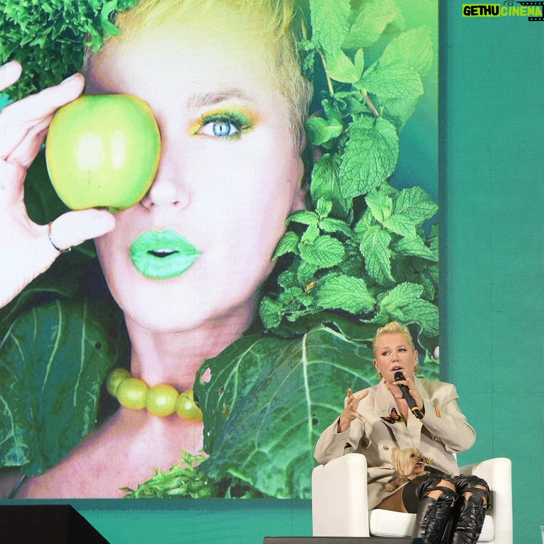 Xuxa Instagram - Hoje nossa loira participou da Rio Innovation Week 2023 ao lado de @guilhermesamora no painel O Futuro é Vegano 🌱💚 📸 @bladmeneghel Equipe X