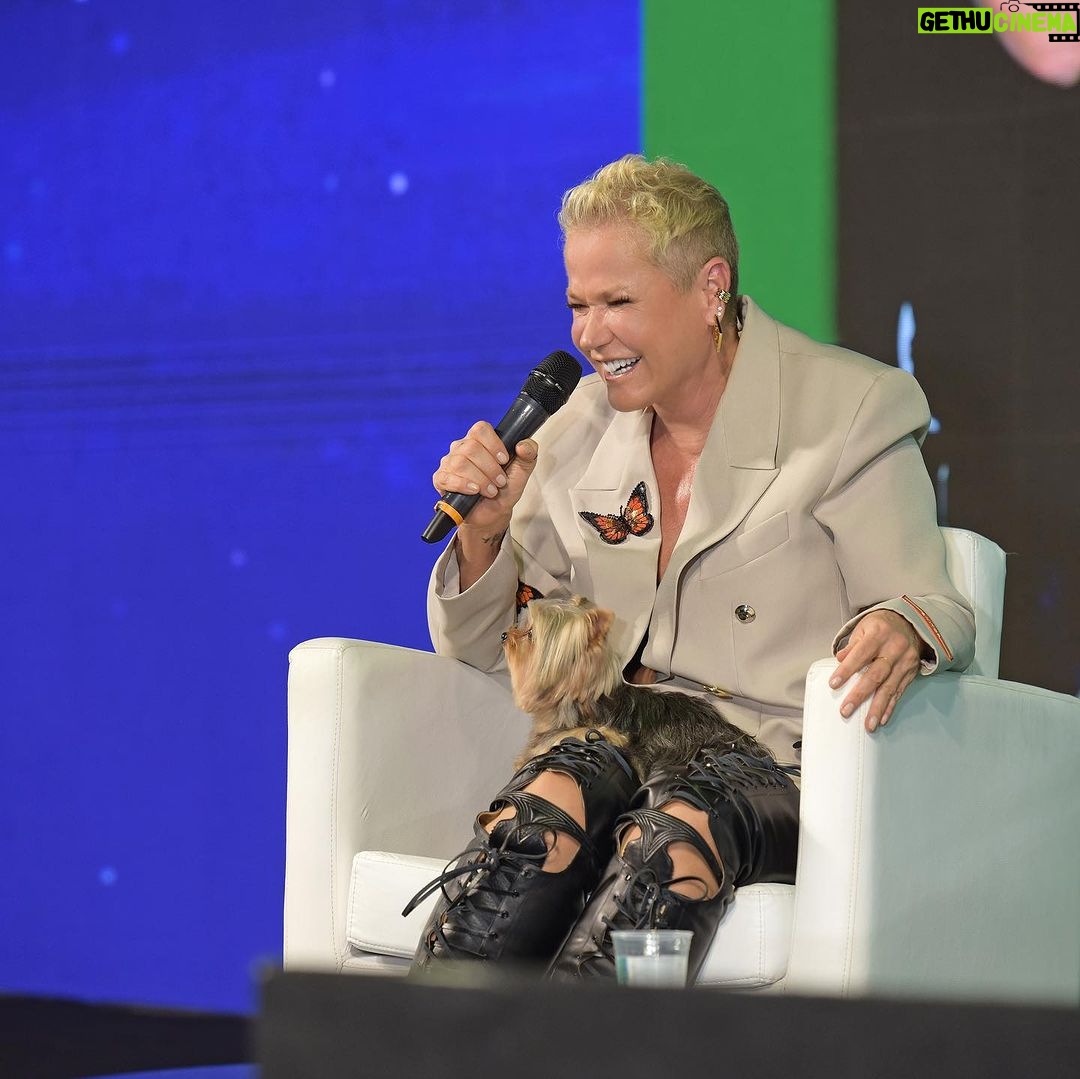Xuxa Instagram - Hoje nossa loira participou da Rio Innovation Week 2023 ao lado de @guilhermesamora no painel O Futuro é Vegano 🌱💚 📸 @bladmeneghel Equipe X