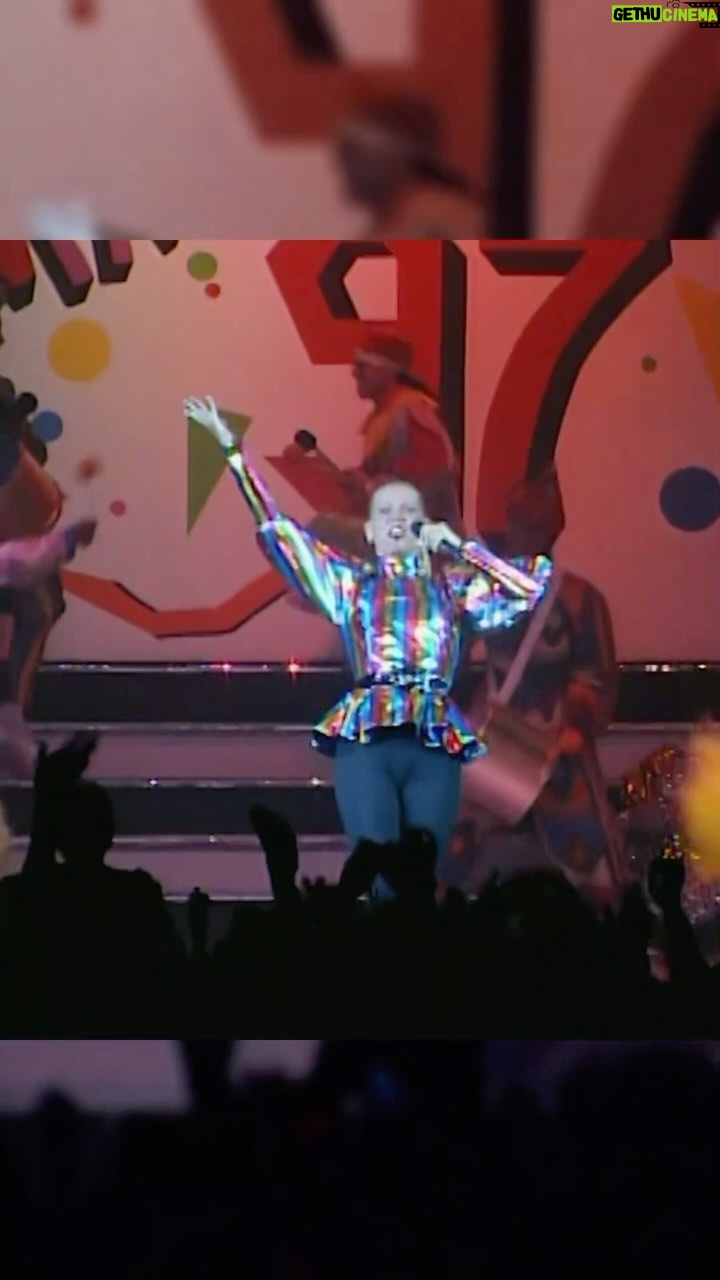 Xuxa Instagram - #tbt Abertura da turnê “CarnaXuxa”, de 1997. Quem lembra??? 🥳❤️ (Vídeo completo no canal oficial do Youtube) Equipe X