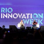 Xuxa Instagram - Hoje nossa loira participou da Rio Innovation Week 2023 ao lado de @guilhermesamora no painel O Futuro é Vegano 🌱💚 📸 @bladmeneghel Equipe X