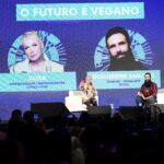 Xuxa Instagram - Hoje nossa loira participou da Rio Innovation Week 2023 ao lado de @guilhermesamora no painel O Futuro é Vegano 🌱💚 📸 @bladmeneghel Equipe X