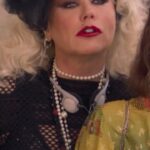Xuxa Instagram - A Luna tá com um problemão gigante chamado ADOLESCÊNCIA! Sorte que ela pode contar com a Fada Tatu pra sobreviver às espinhas indesejadas, crushes não correspondidos e problemas com as amigas. 🧚🏻‍♂️ Quem não queria uma fadinha pra chamar de sua, né? #UmaFadaVeioMeVisitar, 12 de outubro somente nos cinemas!