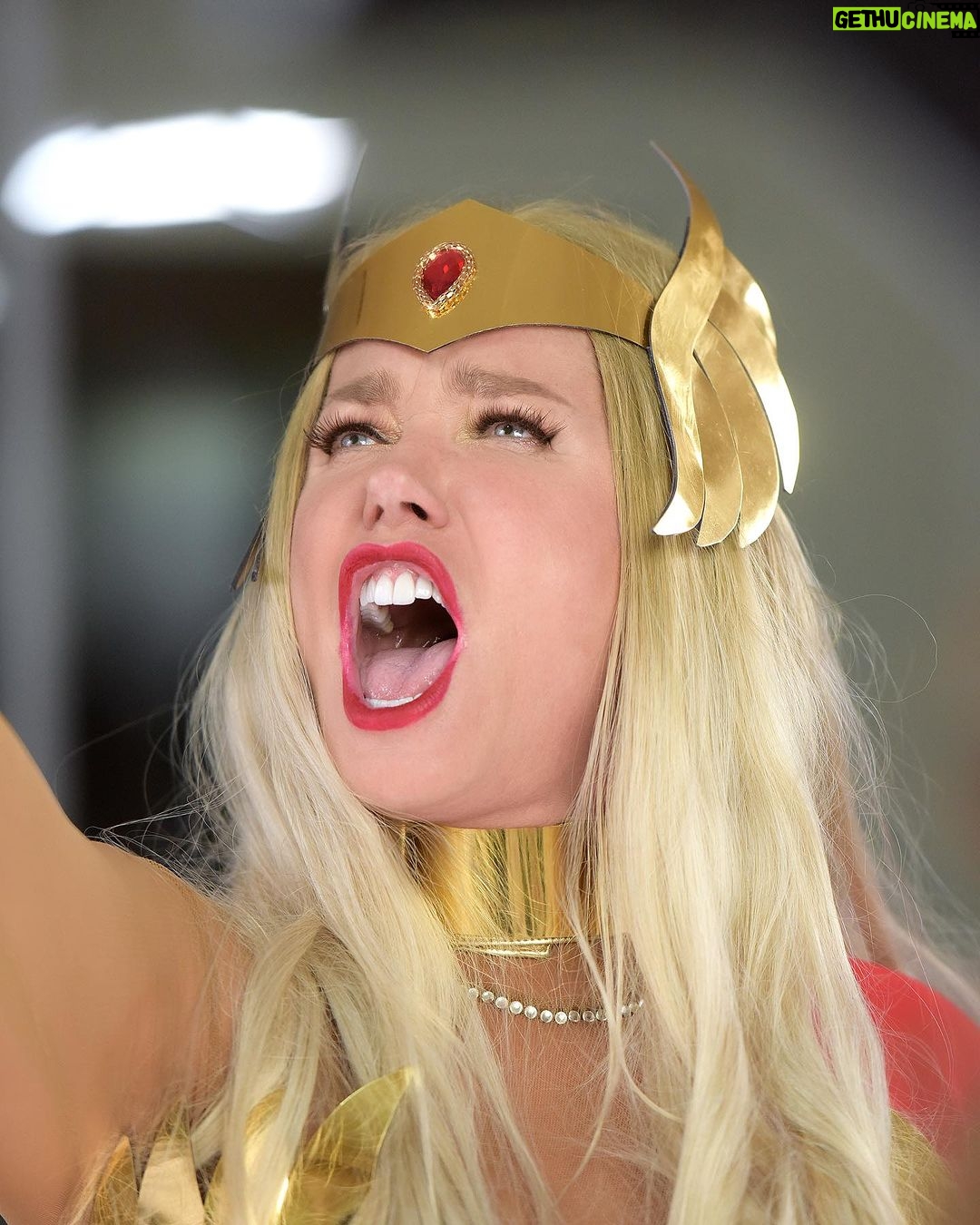 Xuxa Instagram - Conseguiu pegar as referências? Tenho certeza que você vai se apaixonar por todas as versões da Fada Tatu e os figurinos de #UmaFadaVeioMeVisitar ✨ Te espero dia 12 de outubro, somente nos cinemas. @umafadaveiomevisitar 🌙❌ Fotos @bladmeneghel