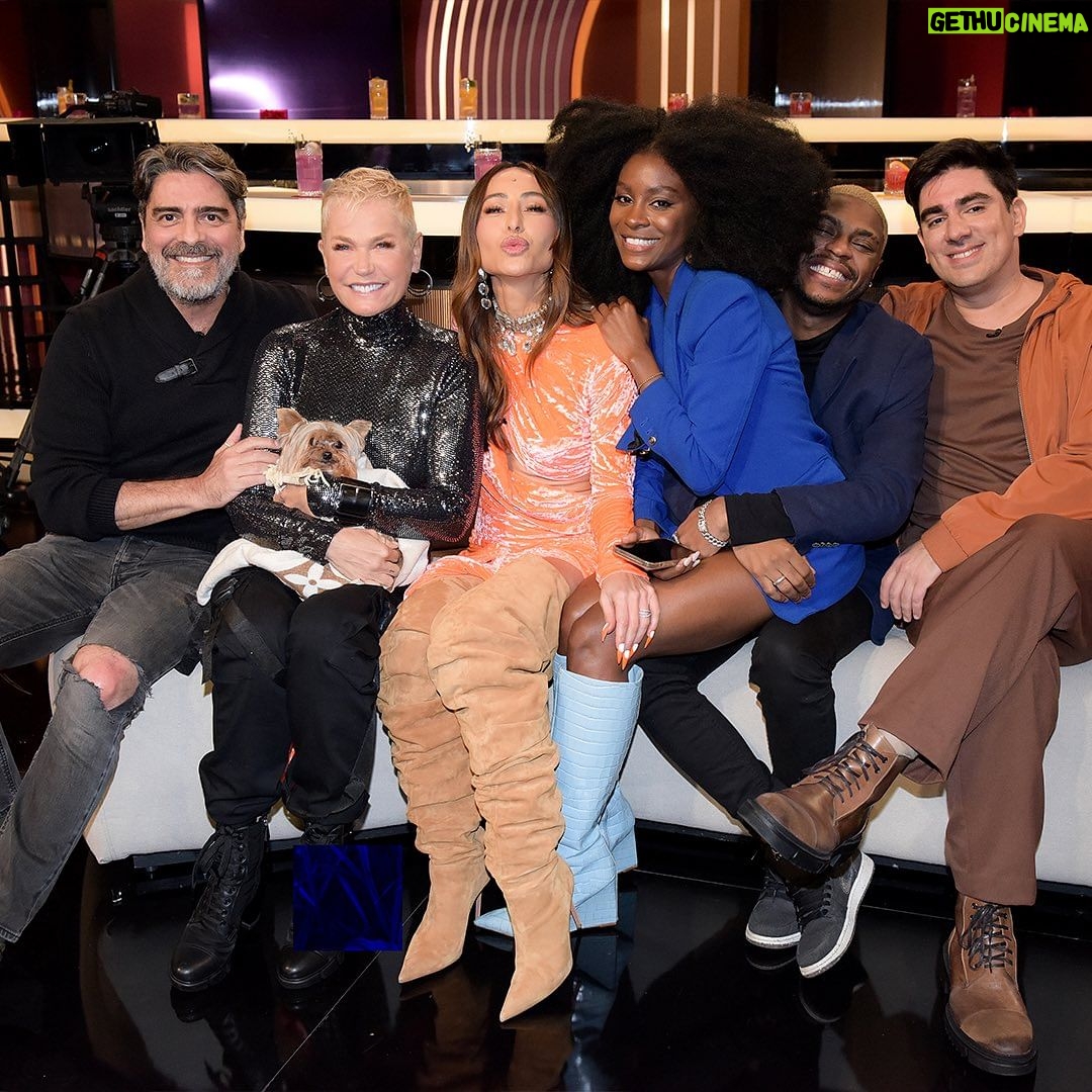 Xuxa Instagram - Já viu o #SobreNósDois? O episódio com a participação da loira e @junnoandrade tá muuuuito bom 😂 Já disponível no @globoplay ✨▶️ @sabrinasato @marceloadnet0 @eujenifferdias @oyurimarcal Fotos: @bladmeneghel Equipe X