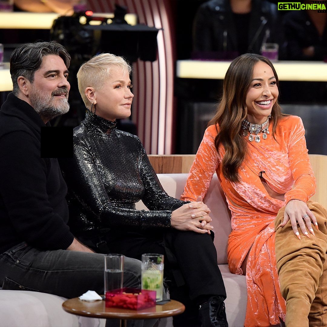Xuxa Instagram - Já viu o #SobreNósDois? O episódio com a participação da loira e @junnoandrade tá muuuuito bom 😂 Já disponível no @globoplay ✨▶️ @sabrinasato @marceloadnet0 @eujenifferdias @oyurimarcal Fotos: @bladmeneghel Equipe X