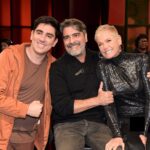 Xuxa Instagram - Já viu o #SobreNósDois? O episódio com a participação da loira e @junnoandrade tá muuuuito bom 😂 Já disponível no @globoplay ✨▶️ @sabrinasato @marceloadnet0 @eujenifferdias @oyurimarcal Fotos: @bladmeneghel Equipe X