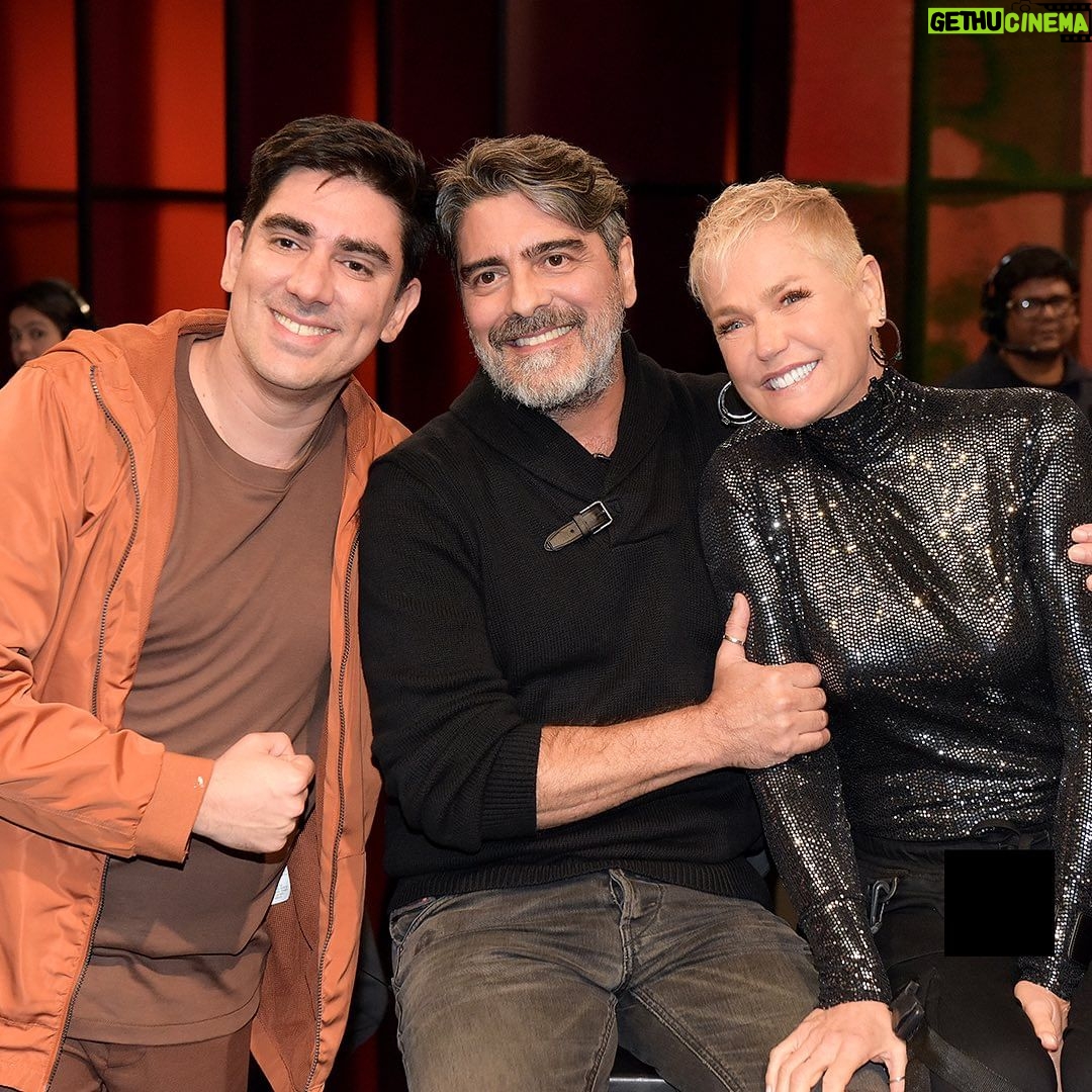 Xuxa Instagram - Já viu o #SobreNósDois? O episódio com a participação da loira e @junnoandrade tá muuuuito bom 😂 Já disponível no @globoplay ✨▶️ @sabrinasato @marceloadnet0 @eujenifferdias @oyurimarcal Fotos: @bladmeneghel Equipe X