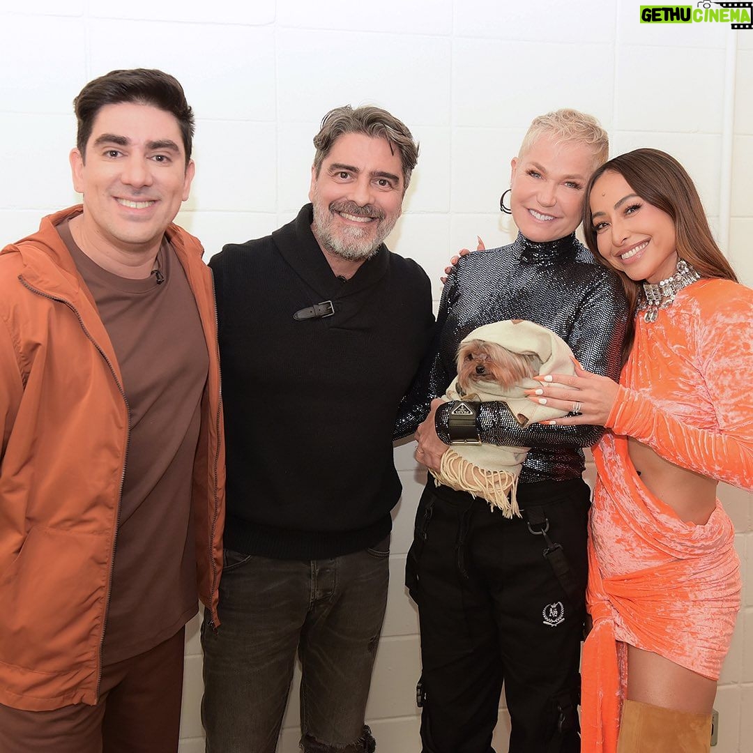 Xuxa Instagram - Já viu o #SobreNósDois? O episódio com a participação da loira e @junnoandrade tá muuuuito bom 😂 Já disponível no @globoplay ✨▶️ @sabrinasato @marceloadnet0 @eujenifferdias @oyurimarcal Fotos: @bladmeneghel Equipe X