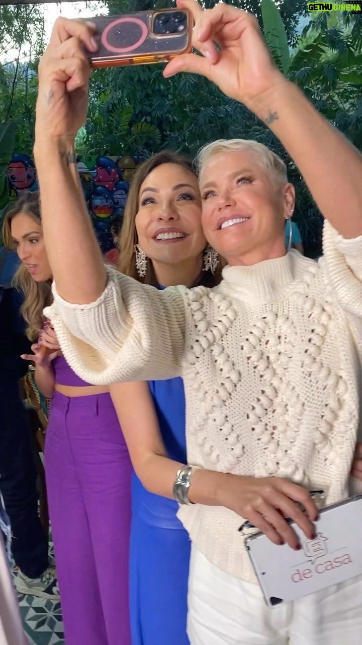 Xuxa Instagram - A manhã de sábado vai ser com ela 😍 Muita conversa, nostalgia e comida vegana com nossa loira no #ÉDeCasa, a partir das 6:50 na @tvglobo 📺🌱 #EquipeX @beltraomaria @thioliveiras @talithamorete @ritabatista @junnoandrade