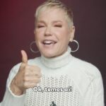 Xuxa Instagram – Só quem sabe tudo do dicionário da Xu online! 🤩 Hoje é dia do último episódio do doc #XuxaODocumentário! Estão prontos?

E pra quem ainda não assistiu, fica de olho que o 1° episódio tá aberto pra não assinantes até dia 18/08.

#XuxaNoGloboplay

#PraTodosVerem: vídeo da apresentadora Xuxa e o ator Silvero Pereira.