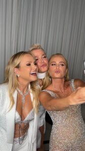 Xuxa Instagram - #CRIANÇAESPERANÇA 🫶 Elas não andam, elas desfilam! ✨ @xuxameneghel, @angelicaksy e @eliana entregaram tudo nos looks para esse encontro, não é? 😍