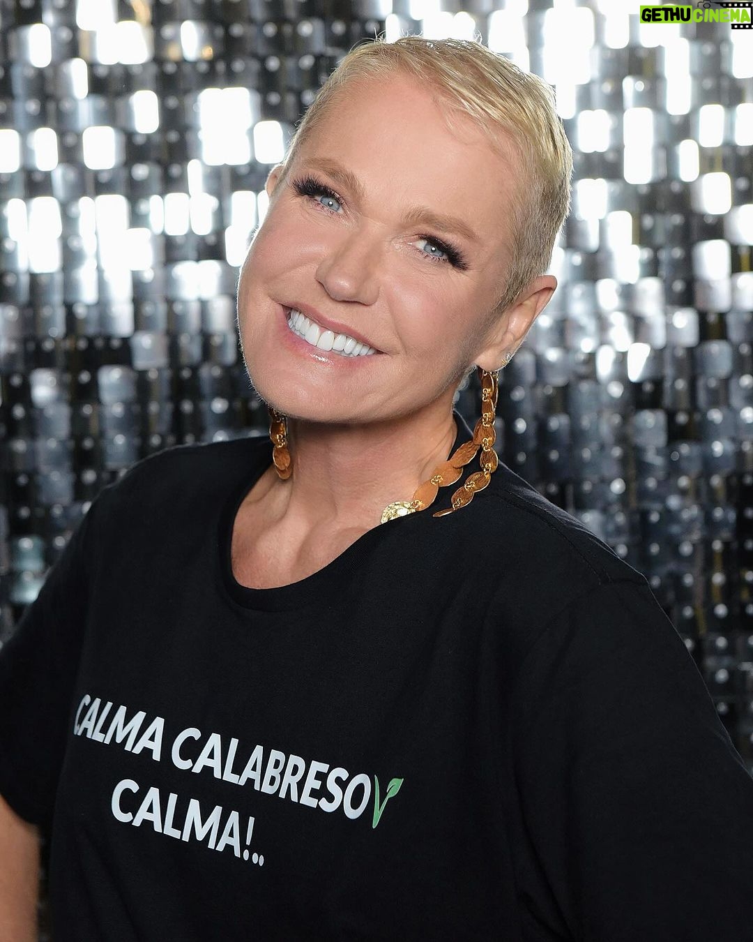 Xuxa Instagram - Hj foi o segundo dia de fotos comigo... recebi o carinho de mais de 500 pessoas! E amanhã tem mais 💋❌❤️ 📸 @bladmeneghel @naviodaxuxa