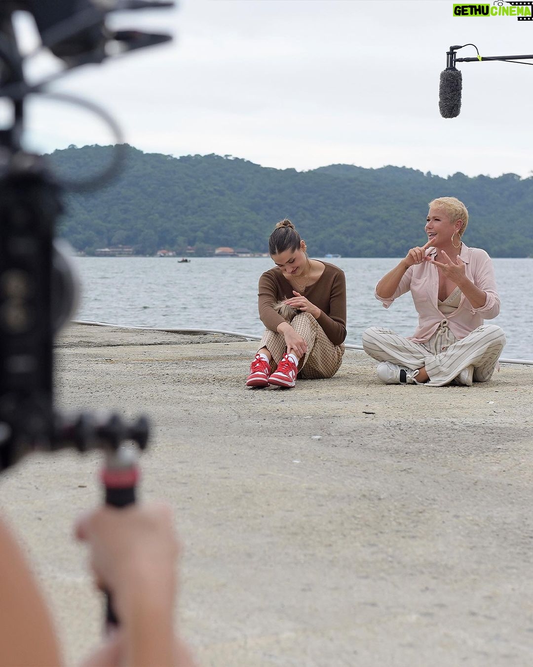 Xuxa Instagram - O último episódio de #XuxaoDocumentário tá recheado de emoção, histórias e reencontros 🥹 Quem aí já assistiu? Você pode rever os episódios quantas vezes quiser no @globoplay 🎬❌ Fotos: @bladmeneghel Equipe X