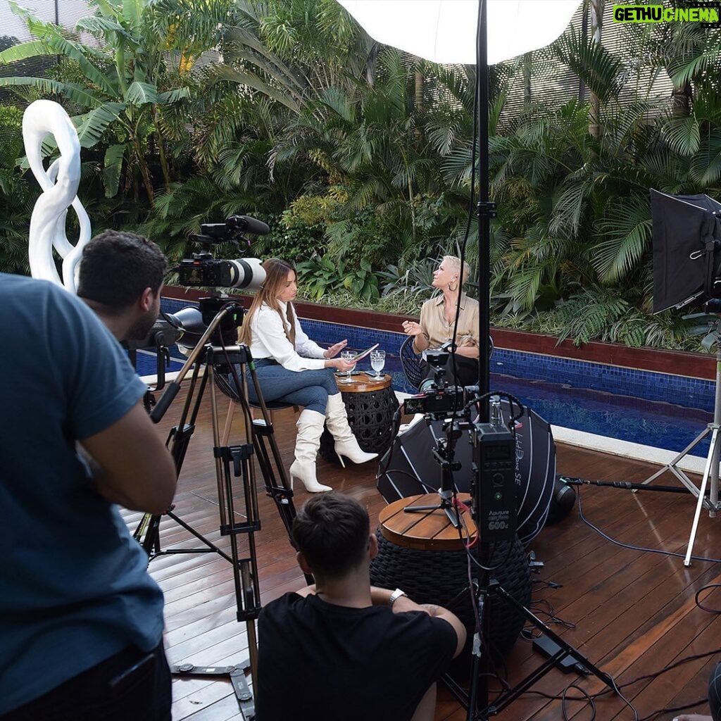 Xuxa Instagram - No Encontro com @patriciapoeta de amanhã, vai ter um bate-papo emocionante 🥹💋 A partir das 9:30 na @tvglobo Fotos: @bladmeneghel #XuxaODocumentário Equipe X