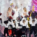 Xuxa Instagram – Nossa amizade transcendeu as telas da televisão e se transformou em uma conexão verdadeira e duradoura. O carinho e cumplicidade que compartilhamos forma uma aliança única.

Onde queriam que houvesse rivalidade, na verdade, fortaleceu uma linda amizade. 

Uma noite que ficará para sempre marcada em nossa história. Ontem, no Criança Esperança foi muito especial, nos unimos para uma causa nobre: ajudar as crianças em situação de vulnerabilidade.

O palco do Criança Esperança brilhou ainda mais com a presença de tantos amigos, colegas de profissão e nossos amados/maravilhosos fãs.

Juntos, podemos fazer grandes coisas e espalhar amor e compaixão pra todos vocês que tanto nos apoiam.

Obrigada à todos os envolvidos por tornarem essa noite tão especial! 🤍✨

#CriançaEsperança

📸: Chico Couto e Fábio Cordeiro