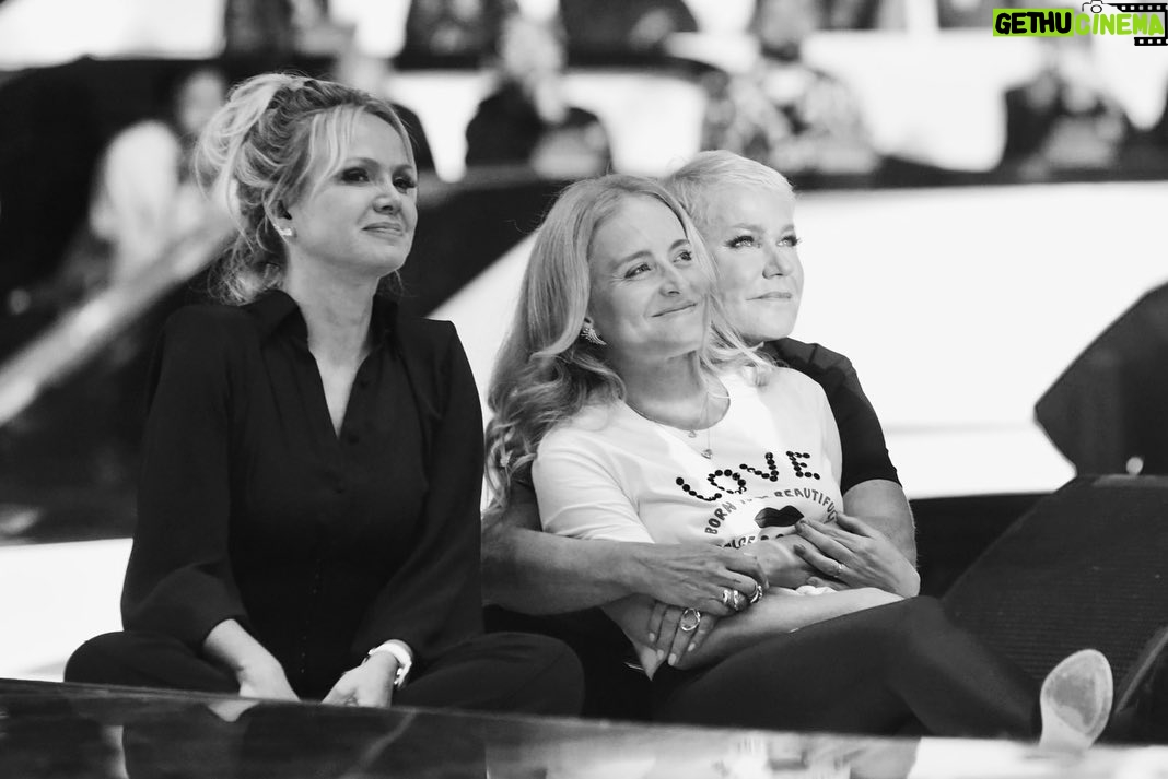 Xuxa Instagram - Nossa amizade transcendeu as telas da televisão e se transformou em uma conexão verdadeira e duradoura. O carinho e cumplicidade que compartilhamos forma uma aliança única. Onde queriam que houvesse rivalidade, na verdade, fortaleceu uma linda amizade. Uma noite que ficará para sempre marcada em nossa história. Ontem, no Criança Esperança foi muito especial, nos unimos para uma causa nobre: ajudar as crianças em situação de vulnerabilidade. O palco do Criança Esperança brilhou ainda mais com a presença de tantos amigos, colegas de profissão e nossos amados/maravilhosos fãs. Juntos, podemos fazer grandes coisas e espalhar amor e compaixão pra todos vocês que tanto nos apoiam. Obrigada à todos os envolvidos por tornarem essa noite tão especial! 🤍✨ #CriançaEsperança 📸: Chico Couto e Fábio Cordeiro