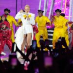 Xuxa Instagram – Que noite inesquecível!!! 😍❤️
@angelicaksy @eliana @tvglobo @crianca.esperanca 

Fotos: @bladmeneghel 
Figurino: @michellyx 
Make: @edduhmakeup 
Jóias: @olivia_designn 

Equipe X