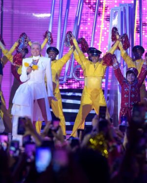 Xuxa Instagram - Que noite inesquecível!!! 😍❤️
@angelicaksy @eliana @tvglobo @crianca.esperanca 

Fotos: @bladmeneghel 
Figurino: @michellyx 
Make: @edduhmakeup 
Jóias: @olivia_designn 

Equipe X