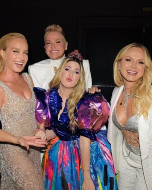 Xuxa Instagram - Que noite inesquecível!!! 😍❤️
@angelicaksy @eliana @tvglobo @crianca.esperanca 

Fotos: @bladmeneghel 
Figurino: @michellyx 
Make: @edduhmakeup 
Jóias: @olivia_designn 

Equipe X