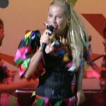 Xuxa Instagram - Todo mundo tá feliz? Tá feliz 🎶✨ A playlist “Xuxa - As Melhores” tem os hits mais dançantes da loira pra cair na folia e aquecer os passos pro @naviodaxuxa 🥳🚢 @somlivre (Link nos stories) Equipe X