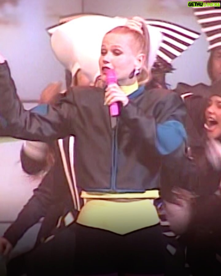 Xuxa Instagram - Todo mundo tá feliz? Tá feliz 🎶✨ A playlist “Xuxa - As Melhores” tem os hits mais dançantes da loira pra cair na folia e aquecer os passos pro @naviodaxuxa 🥳🚢 @somlivre (Link nos stories) Equipe X