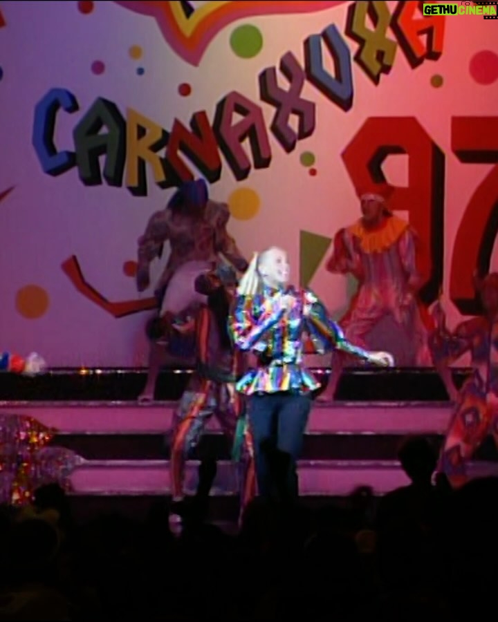 Xuxa Instagram - Todo mundo tá feliz? Tá feliz 🎶✨ A playlist “Xuxa - As Melhores” tem os hits mais dançantes da loira pra cair na folia e aquecer os passos pro @naviodaxuxa 🥳🚢 @somlivre (Link nos stories) Equipe X