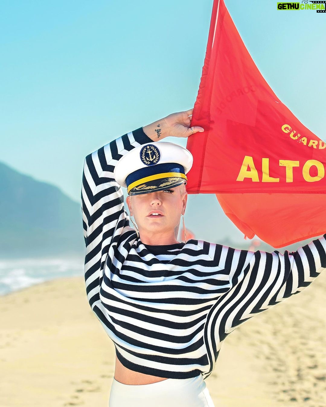 Xuxa Instagram - Falta pouco pra nos encontrarmos em alto mar... Boa semana a tds 💋❌🚢 @naviodaxuxa 📸 @bladmeneghel