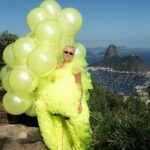 Xuxa Instagram - Faltam 5 dias pra participação da loira no Universo Spanta. Quem aí tá contando os dias pra cair na folia? ✨🥳❌ @spantanenem Fotos @bladmeneghel Equipe X