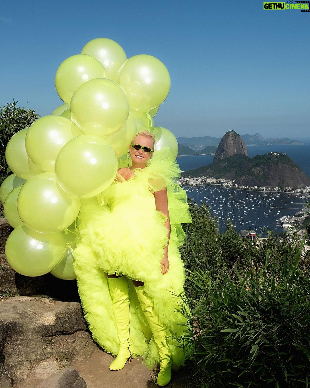 Xuxa Instagram - Faltam 5 dias pra participação da loira no Universo Spanta. Quem aí tá contando os dias pra cair na folia? ✨🥳❌ @spantanenem Fotos @bladmeneghel Equipe X