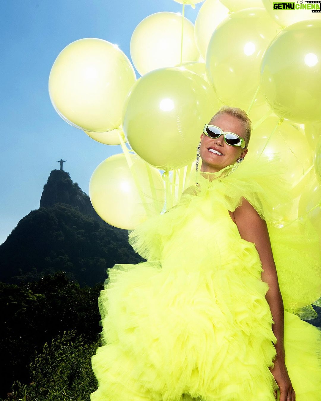 Xuxa Instagram - Faltam 5 dias pra participação da loira no Universo Spanta. Quem aí tá contando os dias pra cair na folia? ✨🥳❌ @spantanenem Fotos @bladmeneghel Equipe X
