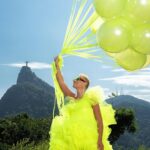 Xuxa Instagram - Faltam 5 dias pra participação da loira no Universo Spanta. Quem aí tá contando os dias pra cair na folia? ✨🥳❌ @spantanenem Fotos @bladmeneghel Equipe X
