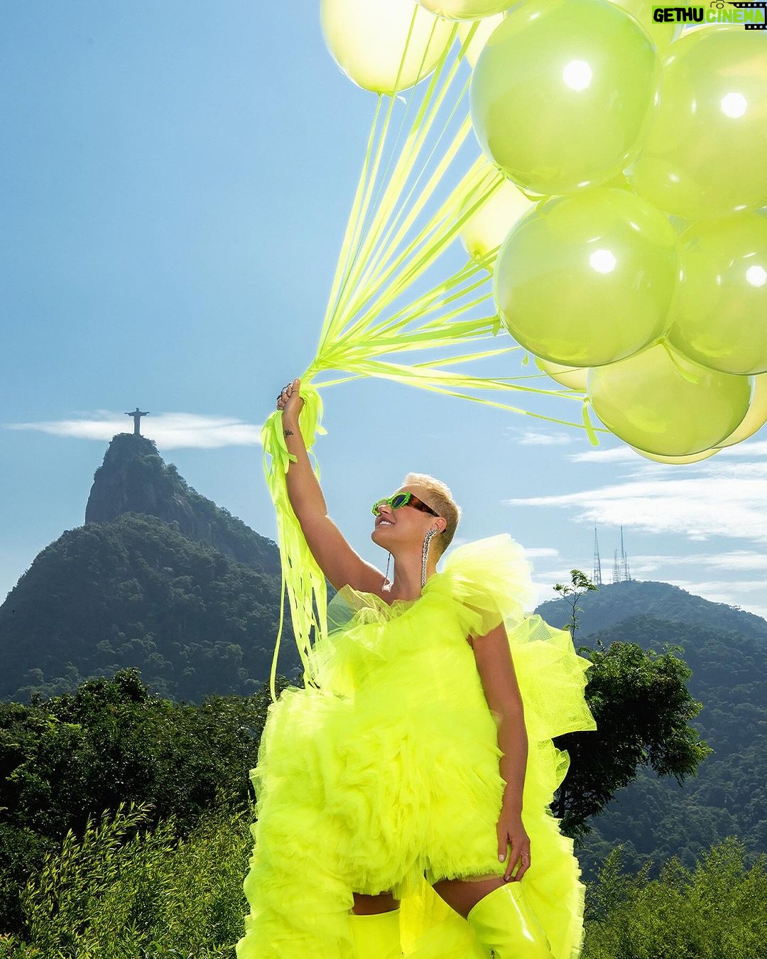 Xuxa Instagram - Faltam 5 dias pra participação da loira no Universo Spanta. Quem aí tá contando os dias pra cair na folia? ✨🥳❌ @spantanenem Fotos @bladmeneghel Equipe X