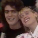 Xuxa Instagram - Xuxa e Junno já flertavam há tempos… E sempre com piadinhas 💕😂 Eles contam tudo sobre esse relacionamento no meu doc #XuxaODocumentário que tá rolando na @tvglobo e completo na minha plataforma. #PraTodosVerem: cena da série documental Xuxa, o Documentário em que Xuxa flerta com Junno Andrade no seu programa Xou da Xuxa.