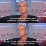 Xuxa Instagram - Quando o amor de fã é muito maior do que alguém possa imaginar 🥰 #XuxaODocumentário #XuxaNoGloboplay #XuxaDocNaGlobo #PraTodosVerem: Tirinha com cena de Xuxa, O Documentário. Xuxa está sentada numa cadeira azul marinho, vestindo uma roupa de manga comprida preta e um decote. O fundo do ambiente é bem colorido e iluminado, com a icônica nave da Xuxa. Ela diz: A pessoa olha dentro do teu olho, lá no fundo, e diz: eu te amo. E é verdade. Às vezes eu nem sei como eu fico agindo com isso. Fico tipo, mereço? Não mereço?