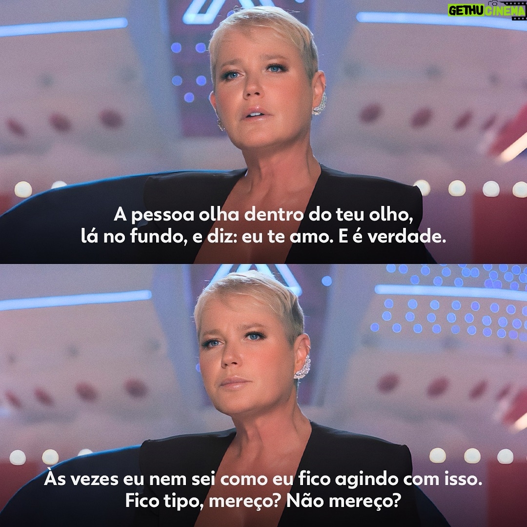 Xuxa Instagram - Quando o amor de fã é muito maior do que alguém possa imaginar 🥰 #XuxaODocumentário #XuxaNoGloboplay #XuxaDocNaGlobo #PraTodosVerem: Tirinha com cena de Xuxa, O Documentário. Xuxa está sentada numa cadeira azul marinho, vestindo uma roupa de manga comprida preta e um decote. O fundo do ambiente é bem colorido e iluminado, com a icônica nave da Xuxa. Ela diz: A pessoa olha dentro do teu olho, lá no fundo, e diz: eu te amo. E é verdade. Às vezes eu nem sei como eu fico agindo com isso. Fico tipo, mereço? Não mereço?