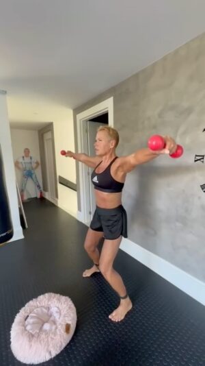 Xuxa Instagram - Me preparando pro @naviodaxuxa e pra turnê… 💋❌
@chico_salgado