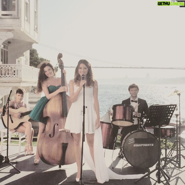 Yağız Can Konyalı Instagram - @aslibekiro @zeynepbastik @ezgieyuboglu 😎