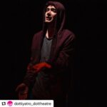 Yağız Can Konyalı Instagram – “Üstüne şöyle yazıyorum, “Bir çocuk…”diyorum. “Bir tepenin üzerinde oturmuş şehri seyrediyor ve etrafa bakıp, bir şeyler çiziyor.”
.
SESİN RESMİ
Bu akşam saat 21.00’de
.
📣 Bu akşam oyun sonrasında, oyuncular ve yönetmenle OYUN SONRASI SOHBET’i yapılacaktır.
.
Online bilet satışı için
👉🏻go-dot.org
👉🏻tiyatrolar.com.tr
☎️0212 2514545
.
#KieranHurley @mertoner @mehmetcan_mincinozlu @esrabezen @yagizcankonyali
.
#Mouthpiece
#SesinResmi
#DotKanyonda