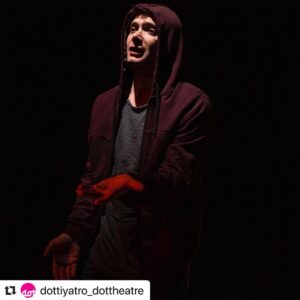 Yağız Can Konyalı Instagram - “Üstüne şöyle yazıyorum, “Bir çocuk...”diyorum. “Bir tepenin üzerinde oturmuş şehri seyrediyor ve etrafa bakıp, bir şeyler çiziyor.”
.
SESİN RESMİ
Bu akşam saat 21.00’de
.
📣 Bu akşam oyun sonrasında, oyuncular ve yönetmenle OYUN SONRASI SOHBET’i yapılacaktır.
.
Online bilet satışı için
👉🏻go-dot.org
👉🏻tiyatrolar.com.tr
☎️0212 2514545
.
#KieranHurley @mertoner @mehmetcan_mincinozlu @esrabezen @yagizcankonyali
.
#Mouthpiece
#SesinResmi
#DotKanyonda