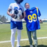 Yan Xiaonan Instagram - What made a great weekend in L.A? Sun ☀️ beach🏝️ friends🤗 being silly with my mom😝 also a phenomenal time training with @ernestjones53_ and @rams at the pre season training camp! 🏈🤼‍♂️#lifeisgood #borntofight #rams #larams
