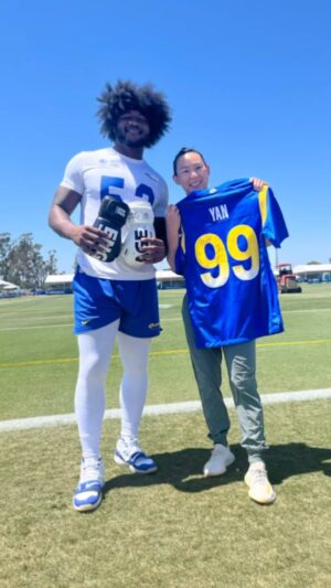 Yan Xiaonan Instagram - What made a great weekend in L.A?  Sun ☀️ beach🏝️ friends🤗 being silly with my mom😝 also a phenomenal time training with @ernestjones53_  and @rams at the pre season training camp! 🏈🤼‍♂️#lifeisgood #borntofight #rams #larams