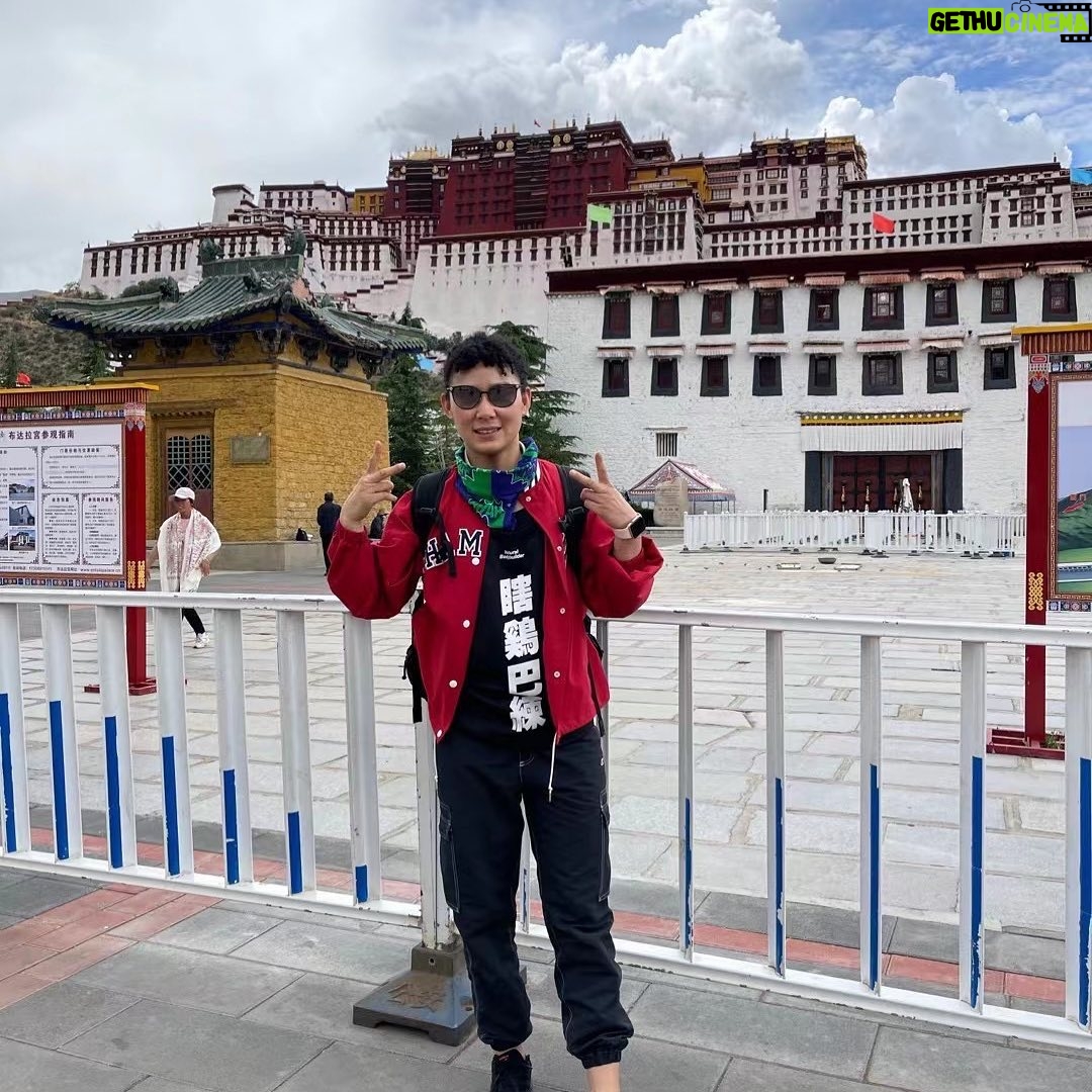 Yan Xiaonan Instagram - 拉萨,一个缺氧却不缺信仰的地方🙌🏻 Potala Palace
