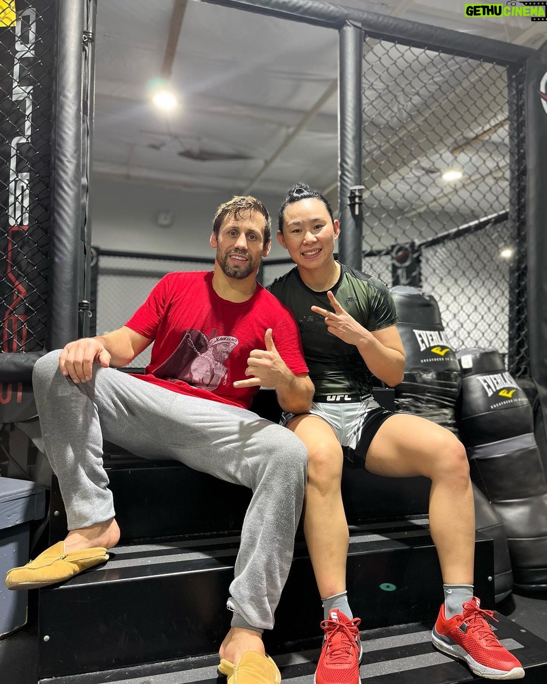 Yan Xiaonan Instagram - Learned a lot of different techniques today thanks to @urijahfaber very happy😄🤙