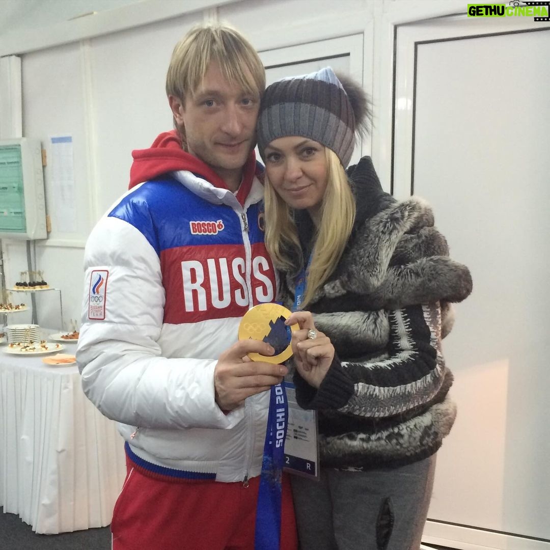 Yana Rudkovskaya - 15.8K Likes - 10 лет назад в Сочи на наших Зимних Олипийских играх Sochi 2014
Олимпийская 4 медаль уЖени в его 4 Олимпиаде!
Узнали всех героев на фото ?
На последней фотографии - мы с маленьким Санечкой и с Президентом оргкомитета Сочи 2014 , а сейчас Заместителем председателя Правительства - РФ- Дмитрием Чернышенко и Президентом Международного Олимпийского Комитета - Томасом Бахом а любимом Сочи .Бали времена … архивные фото часть 1 ❤️