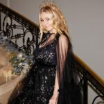 Yana Rudkovskaya Instagram - Меня дети наших академий @angelsofplushenko называют -Феей -крестной , потому что я на самом деле помогаю огромному количеству наших детей. Когда дресс - код мероприятия - сказочный , то хороший повод быть на благотворительном вечере у фонда «Друзья» в таком образе от @masterpeace.masterpeace 🧚‍♀️🌲